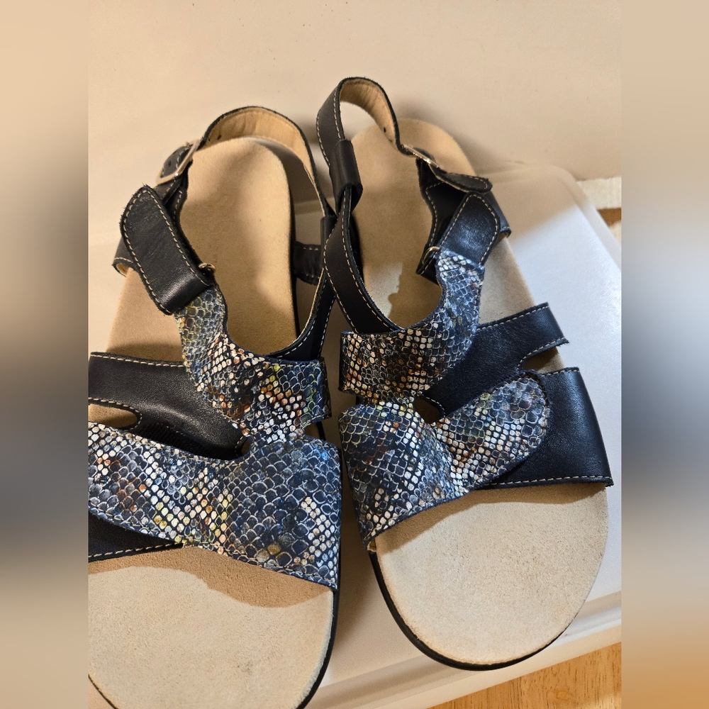 SAS: Stylish Black and Blue Sandals - Picture 2 of 6